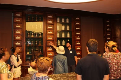VISITE-GUIDEE-PHARMACIE-DE-L039ANCIEN-HOPITAL-8211-Mende_2592748