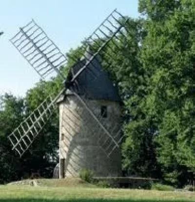 Village-de-Lusignan-Petit_496683