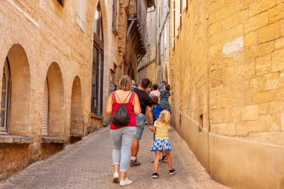 Visite-Guidee-de-la-Cite-Medievale-dans-le-cadre-d039Octobre-Rose-8211-Gourdon_2955665
