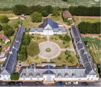 Visite-de-la-Poste-aux-Chevaux-des-Ormes-Relais-de-poste-du-XVIIIeme-siecle-classe-Monument-Historique.-Site-prive.-8211-11-07-2025-8211-Les-Ormes_2503762