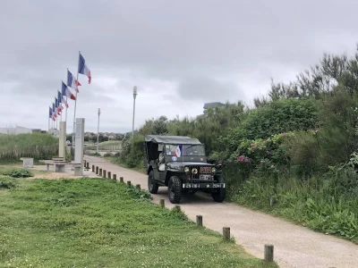 Visite-en-jeep-sur-les-plages-du-Debarquement-8211-Bernieres-sur-Mer_3523553