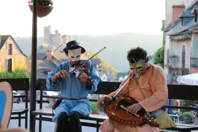 Visite-nocturne-de-Villeneuve-accompagnee-de-musiciens-8211-Villeneuve_3516917