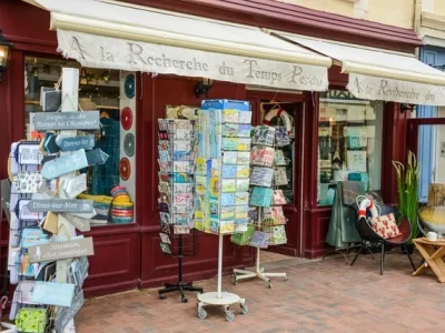la-Recherche-du-Temps-Perdu-8211-Boutique-Rouge-decoration-8211-Cabourg_2790339